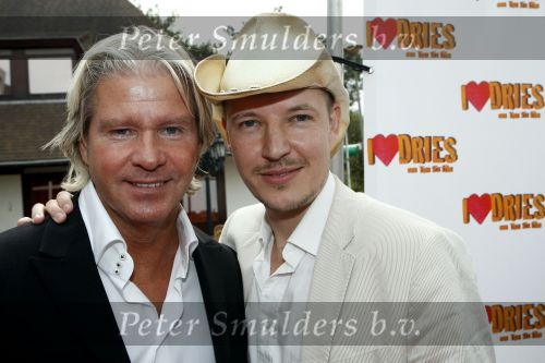 Eemnes 20 oktober 2008
Premiere i love Dries met in de hoofdrollen Dries Roelvink en Tom Six. De premiere was bij motel de witte bergen.
Peter Smulders bv