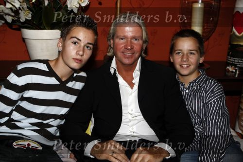 Eemnes 20 oktober 2008
Premiere i love Dries met in de hoofdrollen Dries Roelvink en Rene en Rikkie de Wit. De premiere was bij motel de witte bergen. Dries met zijn zoons
Peter Smulders bv