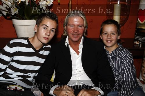 Eemnes 20 oktober 2008
Premiere i love Dries met in de hoofdrollen Dries Roelvink en Rene en Rikkie de Wit. De premiere was bij motel de witte bergen. Dries met zijn zoons
Peter Smulders bv