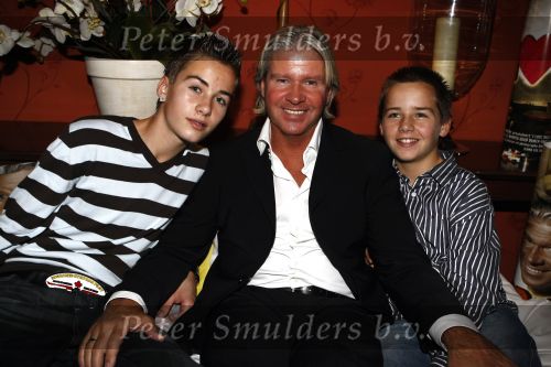 Eemnes 20 oktober 2008
Premiere i love Dries met in de hoofdrollen Dries Roelvink en Rene en Rikkie de Wit. De premiere was bij motel de witte bergen. Dries met zijn zoons
Peter Smulders bv