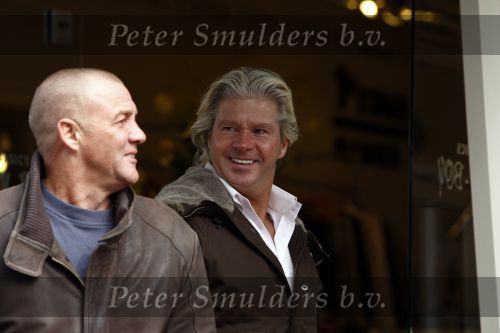 Amsterdam 29 maart 2008
Dries Roelvink met een kennis op de pc hooftstraat.
Peter Smulders bv