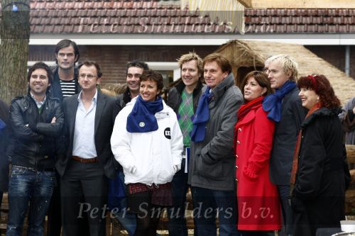 Hilversum, 18 December 2008 Winterpresentatie E.O.
EO Presentators 2008-2009
Henny Huisman
Arie Boomsma
Andries Knevel
Klaas v Kruistum
Herman Wegter
Marion Lutke
Arie v d Veen
Carla van Weelie
Elly Zuiderveld
Jeroen Snel
Manuel Venderbos

Peter Smulders BV