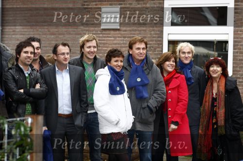 Hilversum, 18 December 2008 Winterpresentatie E.O.
EO Presentators 2008-2009
Henny Huisman
Arie Boomsma
Andries Knevel
Klaas v Kruistum
Herman Wegter
Marion Lutke
Arie v d Veen
Carla van Weelie
Elly Zuiderveld
Jeroen Snel
Manuel Venderbos

Peter Smulders BV