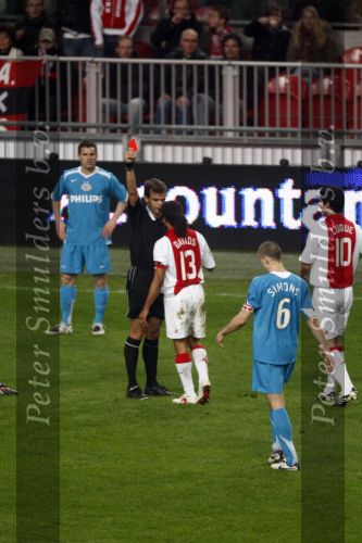 Amsterdam, 30 Januari 2008 Kompetitiewedstrijd AJAX-PSV, eindstand 0-2
Seizoen 2007/2008
Trieste afgang voor Edgar Davids die enkele minuten voor tijd door een harde charge ROOD kreeg van Jan Wegereef