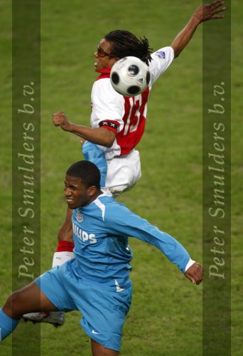 Amsterdam, 30 Januari 2008 Kompetitiewedstrijd AJAX-PSV, eindstand 0-2
Seizoen 2007/2008
Edgar Davids in duel met Jefferson Farfan