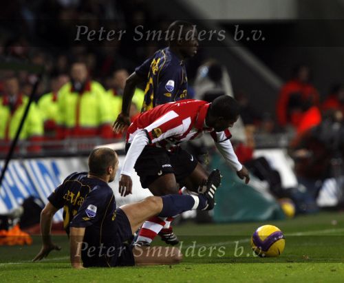 Eindhoven, 8 December 2007 Kompetitie PSV-Roda JC, eindstand 2-4 Seizoen 2007/2008
Edison Mendez in duel met Bodor