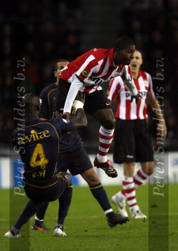 Eindhoven, 8 December 2007 Kompetitie PSV-Roda JC, eindstand 2-4 Seizoen 2007/2008
Edison Mendez in duel met Kah