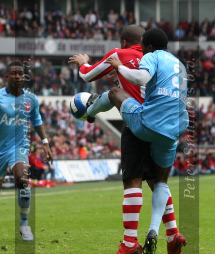 Eindhoven, 13 April 2008 Kampioenswedstrijd PSV-FC Twente, eindstand 1-1 Seizoen 2007/2008. PSV daardoor nog niet kampioen.
Edson Braafheid in duel met Jefferson Farfan