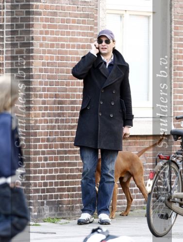 Amsterdam 1o april 2008
Edwin de Roy v Zuydewijn met gsm en hond op straat in Amsterdam.