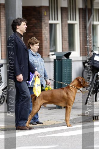 Amsterdam 11 september 2007
Edwin de Roy v Zuijdewijn met zijn hond wandelend op straat.