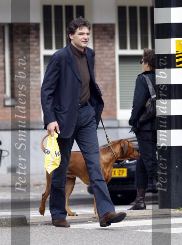 Amsterdam 11 september 2007
Edwin de Roy v Zuijdewijn met zijn hond wandelend op straat.
