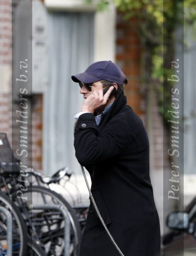 Amsterdam 30 oktober 2007
Edwin de Roy v Zuidewijn met ond en gsm op straat.