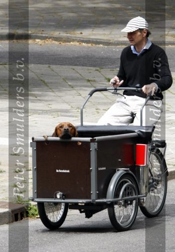 Amsterdam 19 juni 2008
Edwin de Roy v Zuydewijn met petje en hond in bakfiets.