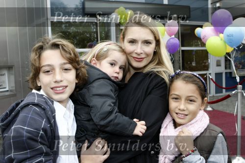 Amsterdam 4 oktober 2008
Premiere Grote Terra in de meervaart. Elle v Rijn met kinderen en man Kaja Wolfers
Peter Smulders bv