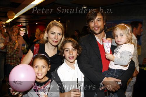 Amsterdam 4 oktober 2008
Premiere Grote Terra in de meervaart. Elle v Rijn met kinderen en man Kaja Wolfers
Peter Smulders bv