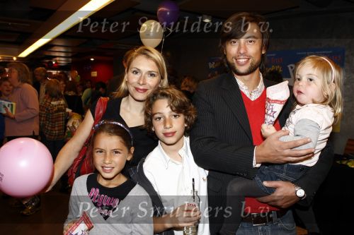 Amsterdam 4 oktober 2008
Premiere Grote Terra in de meervaart. Elle v Rijn met kinderen en man Kaja Wolfers
Peter Smulders bv