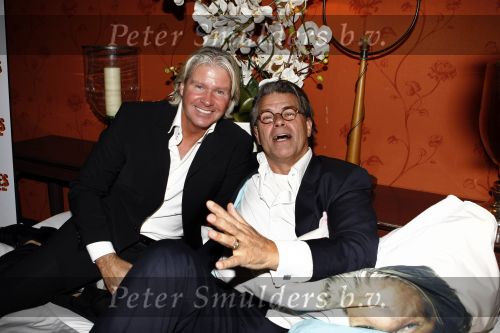 Eemnes 20 oktober 2008
Premiere i love Dries met in de hoofdrollen Dries Roelvink en Rene en Rikkie de Wit. De premiere was bij motel de witte bergen.Emile Ratelband
Peter Smulders bv