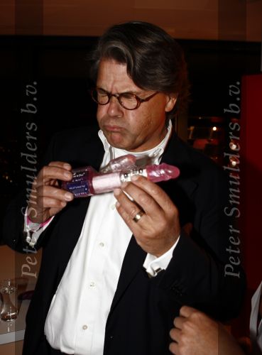 Amsterdam 23 oktober 2008
Presentatie nieuwe creme van Robert Schoemacher in het IJ gebouw. Emile Ratelband met dildo
Peter Smulders bv