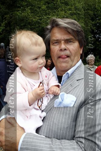 Oosterbeek 25 juni 2008
Emile Ratelband en zijn ex vrouw Moon bij het huwelijk van Rob de Nijs en Henriette.
Hun dochter Royce is er ook bij.