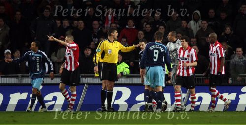Eindhoven, 19 Maart 2008 Kompetitiewedstrijd PSV-AJAX, eindstand 0-0 
Seizoen 2007/2008
Eric Braamhaar geeft John Heitinga ( inmiddels weg ) een gele kaart