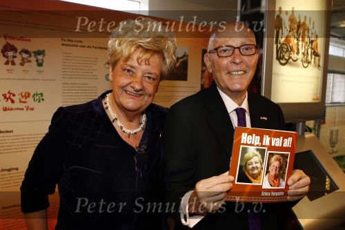 Amsterdam 10 december 2008
Presentatie boek Erica TErpstra in het olympisch stadion. Erica reikt het eerste boek uit aan Edgar Vos en zijn partner Geert. Erica is ruim 40 kg afgevallen.
Peter Smulders bv