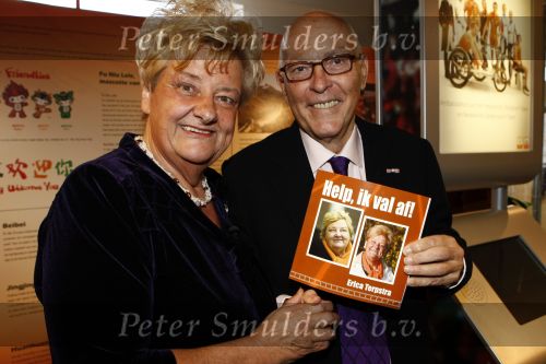 Amsterdam 10 december 2008
Presentatie boek Erica TErpstra in het olympisch stadion. Erica reikt het eerste boek uit aan Edgar Vos en zijn partner Geert. Erica is ruim 40 kg afgevallen.
Peter Smulders bv