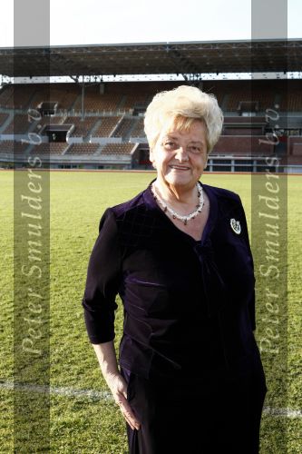 Amsterdam 10 december 2008
Presentatie boek Erica TErpstra in het olympisch stadion. Erica reikt het eerste boek uit aan Edgar Vos en zijn partner Geert. Erica is ruim 40 kg afgevallen.
Peter Smulders bv