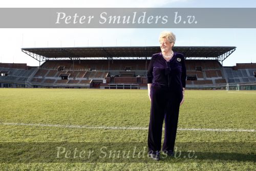Amsterdam 10 december 2008
Presentatie boek Erica TErpstra in het olympisch stadion. Erica reikt het eerste boek uit aan Edgar Vos en zijn partner Geert. Erica is ruim 40 kg afgevallen.
Peter Smulders bv