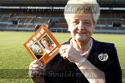 Amsterdam 10 december 2008
Presentatie boek Erica TErpstra in het olympisch stadion. Erica reikt het eerste boek uit aan Edgar Vos en zijn partner Geert. Erica is ruim 40 kg afgevallen.
Peter Smulders bv