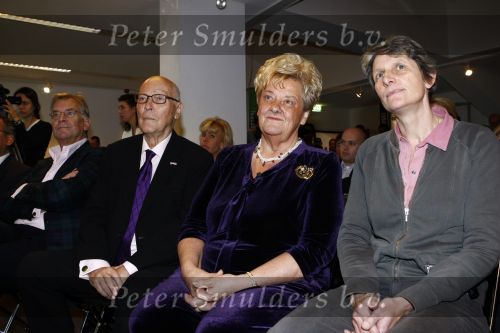 Amsterdam 10 december 2008
Presentatie boek Erica TErpstra in het olympisch stadion. Erica reikt het eerste boek uit aan Edgar Vos en zijn partner Geert. Erica is ruim 40 kg afgevallen.
Peter Smulders bv
