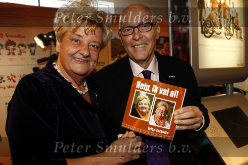 Amsterdam 10 december 2008
Presentatie boek Erica TErpstra in het olympisch stadion. Erica reikt het eerste boek uit aan Edgar Vos en zijn partner Geert. Erica is ruim 40 kg afgevallen.
Peter Smulders bv