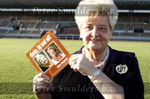 Amsterdam 10 december 2008
Presentatie boek Erica TErpstra in het olympisch stadion. Erica reikt het eerste boek uit aan Edgar Vos en zijn partner Geert. Erica is ruim 40 kg afgevallen.
Peter Smulders bv