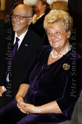 Amsterdam 10 december 2008
Presentatie boek Erica TErpstra in het olympisch stadion. Erica reikt het eerste boek uit aan Edgar Vos en zijn partner Geert. Erica is ruim 40 kg afgevallen.
Peter Smulders bv
