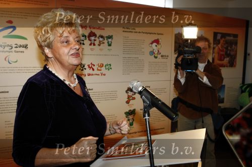 Amsterdam 10 december 2008
Presentatie boek Erica TErpstra in het olympisch stadion. Erica reikt het eerste boek uit aan Edgar Vos en zijn partner Geert. Erica is ruim 40 kg afgevallen.
Peter Smulders bv