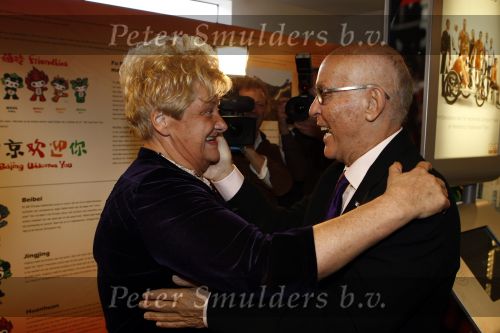 Amsterdam 10 december 2008
Presentatie boek Erica TErpstra in het olympisch stadion. Erica reikt het eerste boek uit aan Edgar Vos en zijn partner Geert. Erica is ruim 40 kg afgevallen.
Peter Smulders bv