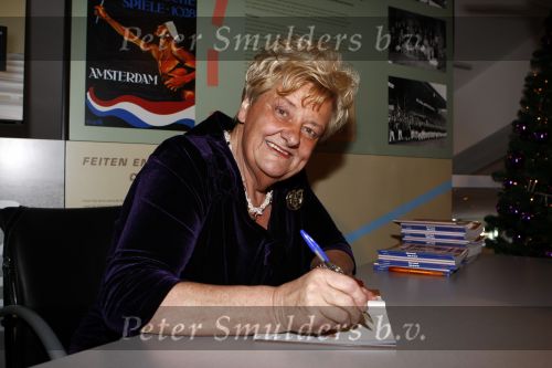 Amsterdam 10 december 2008
Presentatie boek Erica TErpstra in het olympisch stadion. Erica reikt het eerste boek uit aan Edgar Vos en zijn partner Geert. Erica is ruim 40 kg afgevallen.
Peter Smulders bv