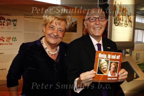 Amsterdam 10 december 2008
Presentatie boek Erica TErpstra in het olympisch stadion. Erica reikt het eerste boek uit aan Edgar Vos en zijn partner Geert. Erica is ruim 40 kg afgevallen.
Peter Smulders bv