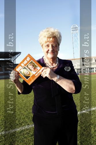 Amsterdam 10 december 2008
Presentatie boek Erica TErpstra in het olympisch stadion. Erica reikt het eerste boek uit aan Edgar Vos en zijn partner Geert. Erica is ruim 40 kg afgevallen.
Peter Smulders bv