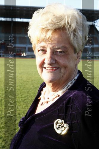 Amsterdam 10 december 2008
Presentatie boek Erica TErpstra in het olympisch stadion. Erica reikt het eerste boek uit aan Edgar Vos en zijn partner Geert. Erica is ruim 40 kg afgevallen.
Peter Smulders bv