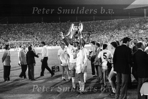 Stuttgart, 25 Mei 1988 PSV-Benfica, eindstand 0-0 Finale EC I ( voorloper van de Champions League ) en winnaar door strafschoppen na verlenging.
Op de foto Jacques v d Ven, Edward Linskens, Eric Gerets, Berry v Aerle, Jan Heintze, Willy v d Kerkhof, Eric Viscaal, Guus Hiddink, Addick Koot, Hans Gilhaus, Ivan Nielsen, Wim Kieft, Hans Dorjee, Ton v Schijndel, Soren Lerby, Ronald Koeman, Gerald Vanenburg, Hans v Breukelen en Patrick Lodewijks, Jacques Ruts, Kees Ploegsma
Foto Peter Smulders BV