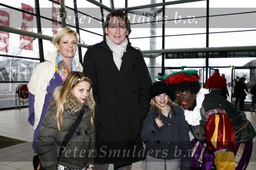 Rotterdam 30 november 2008
Het feest van Sinterklaas in ahoy .Erik de Zwart met vrouw en kinderen
Peter Smulders bv
