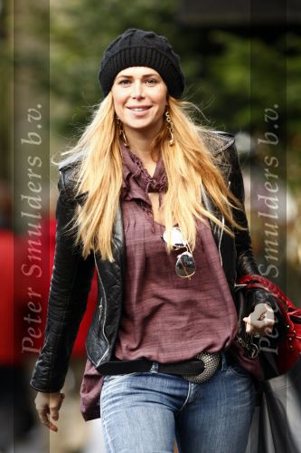 Amsterdam 3 december 2008
Estelle Gullit winkelend op de cornelis schuytstraat met muts op. Estelle is 12 kilo afgevallen.
Peter Smulders bv