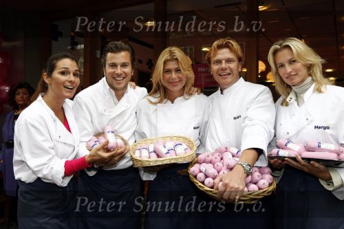 Amsterdam 4 oktober 2008
Estelle Gullit Winston Gerschtanowitz Bastiaan Ragas Quinty Trustfull en Anouk Smulders verkopen leverworst in roze verpakking bij de Hergo voor Pink Ribbon.
Peter Smulder s bv