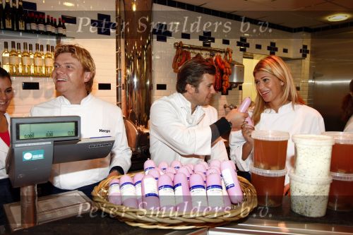 Amsterdam 4 oktober 2008
Estelle Gullit Winston Gerschtanowitz Bastiaan Ragas Quinty Trustfull en Anouk Smulders verkopen leverworst in roze verpakking bij de Hergo voor Pink Ribbon.
Peter Smulder s bv