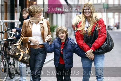 Amsterdam 12 april 2008
Estelle Gullit aan het winkelen met haar moeder en zoontje Maxim.