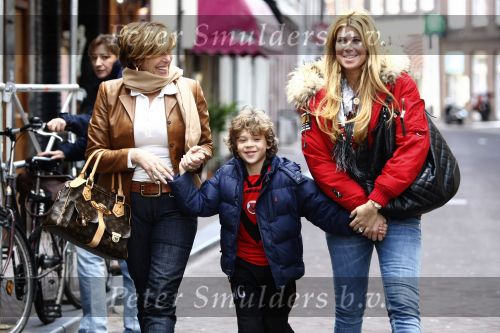 Amsterdam 12 april 2008
Estelle Gullit aan het winkelen met haar moeder en zoontje Maxim.