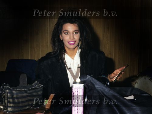 9 Mei 1987 Schiphol Oost Antwerpen Luchthaven, optreden in Antwerpen (Stage ) en optreden s\'avonds in Haren ( Groningen ) een dag met de Dolly Dots On Tour met Angela Groothuizen Ria Brieffies Patty Zomer Esther Oosterbeek en Angela Kramers