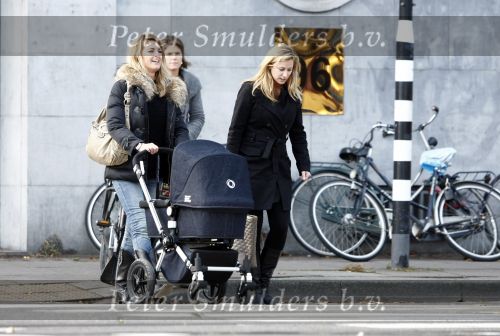Amsterdam 22 oktober 2008
Fabienne de Vries met een vriendin en een kinderwagen.
Peter Smulders bv
