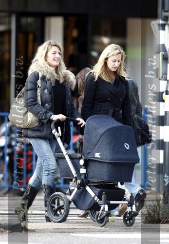 Amsterdam 22 oktober 2008
Fabienne de Vries met een vriendin en een kinderwagen.
Peter Smulders bv