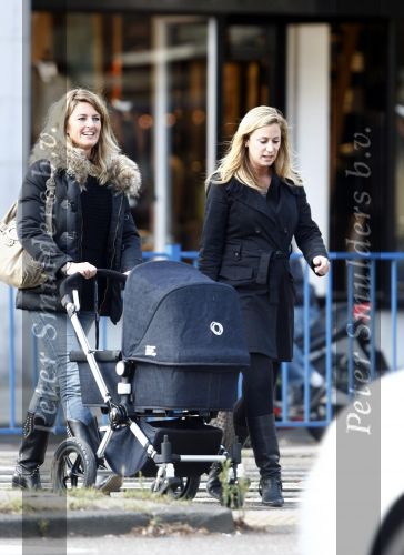Amsterdam 22 oktober 2008
Fabienne de Vries met een vriendin en een kinderwagen.
Peter Smulders bv